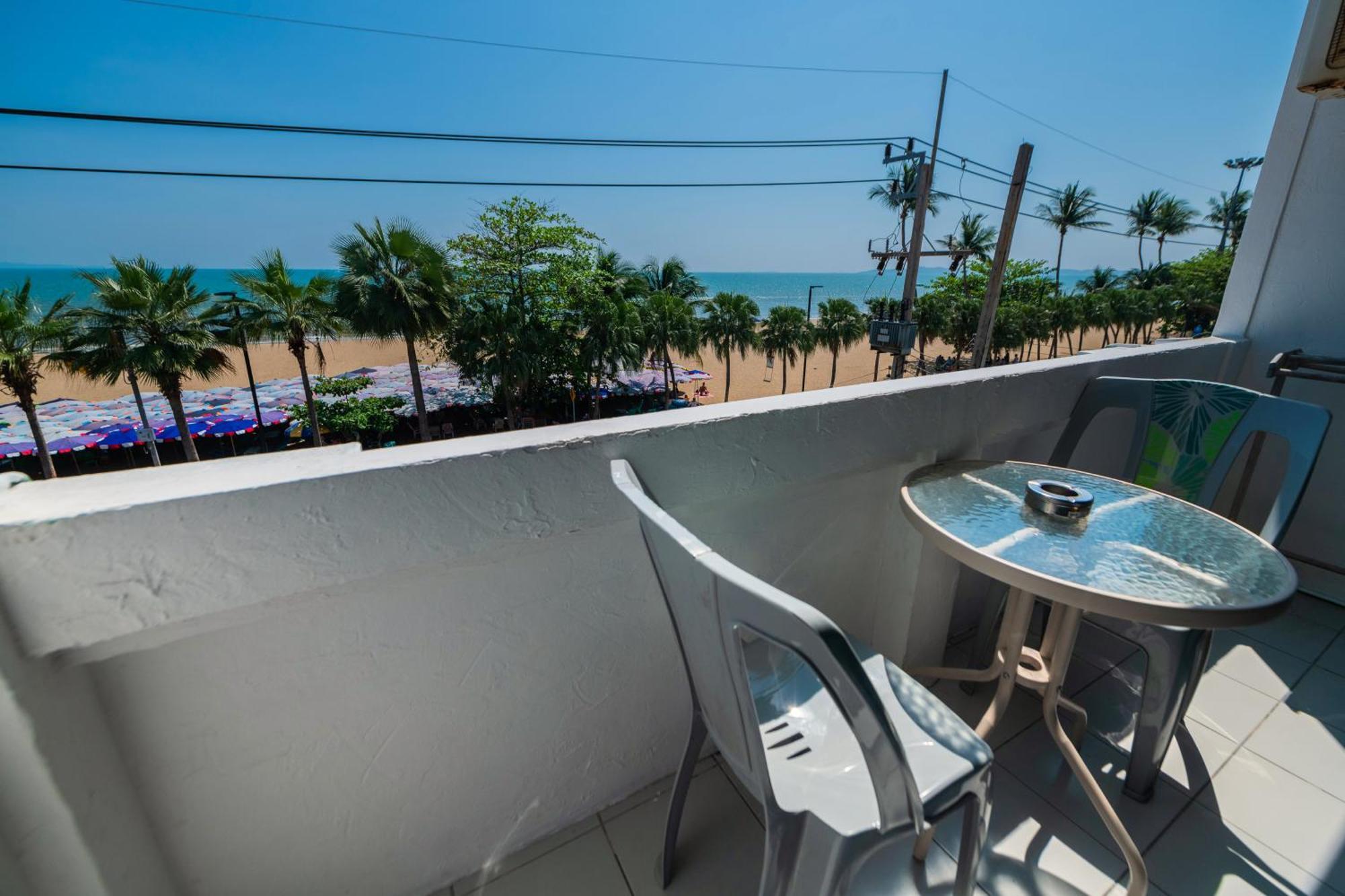 Happy Jomtien - Beachfront Phòng bức ảnh