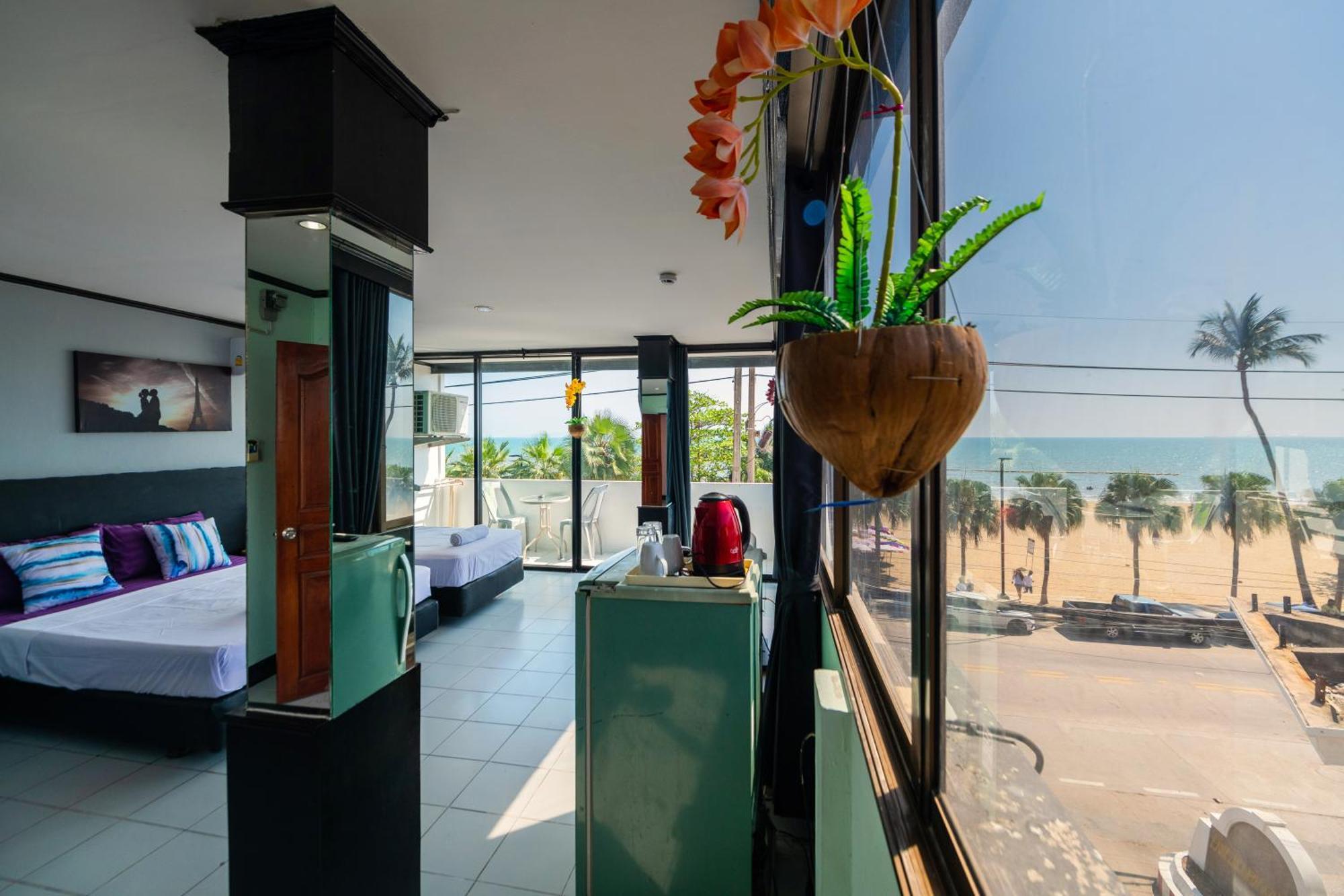 Happy Jomtien - Beachfront Phòng bức ảnh
