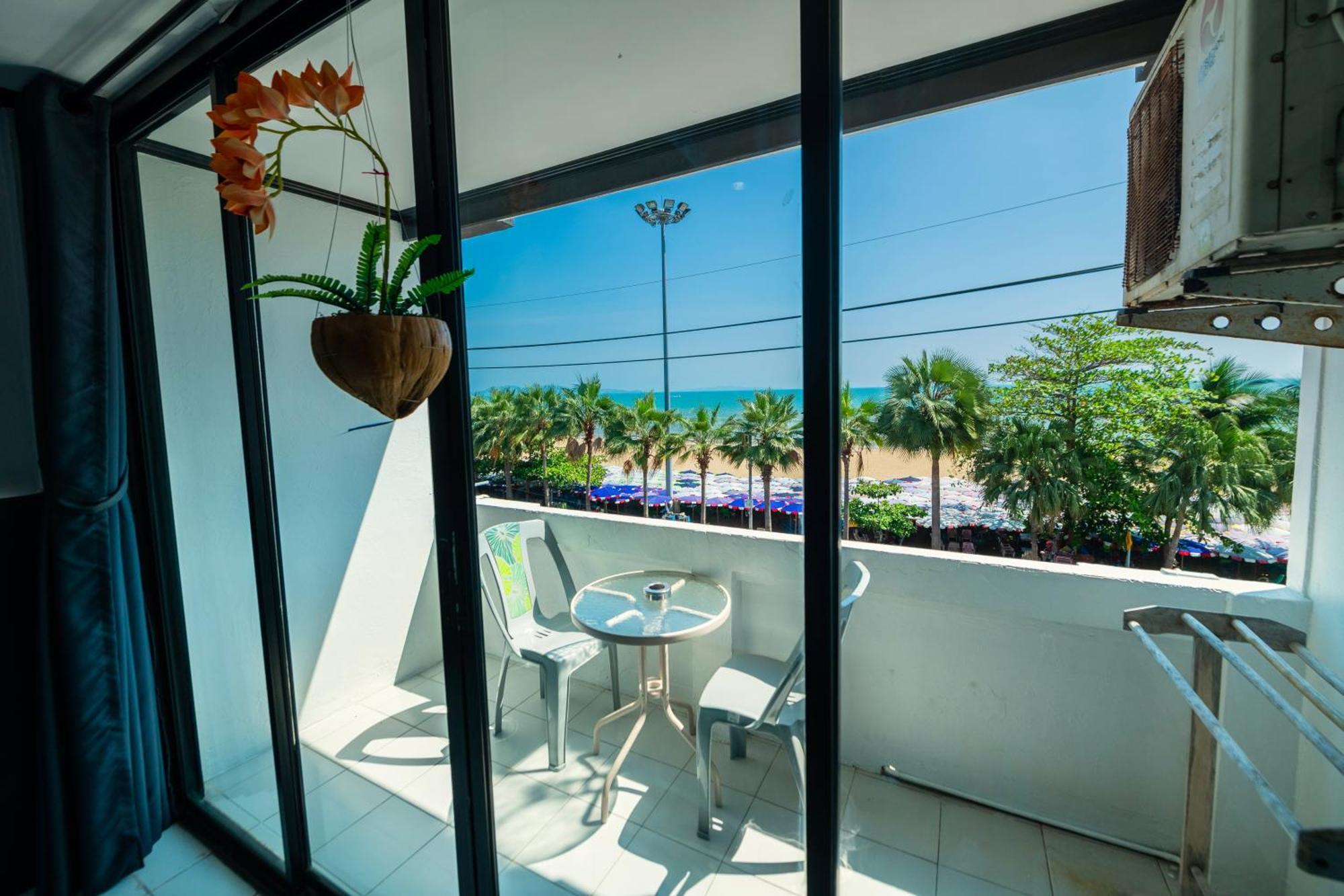 Happy Jomtien - Beachfront Phòng bức ảnh